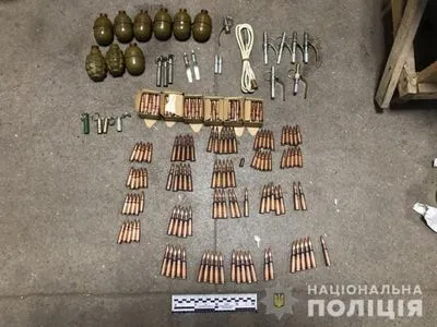 На Донеччині у посилці виявили гранати та набої