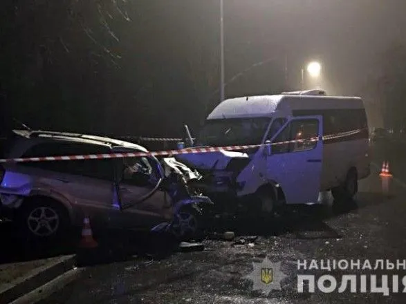 У Києві легковик зіткнувся з мікроавтобусом: 2 людей загинуло, 8 поранено