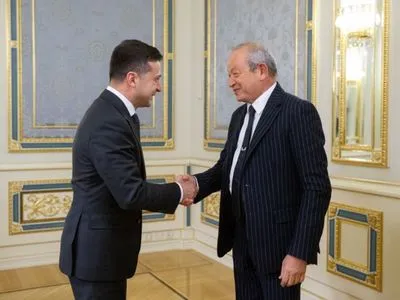 Зеленський запропонував мільярдеру з Єгипту купити готелі "Україна" та "Дніпро"