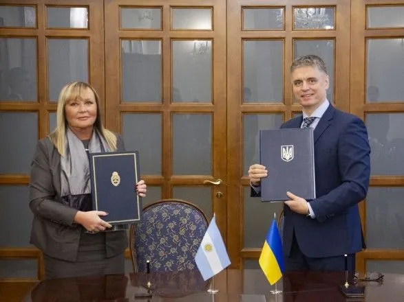 Україна підписала документ про збільшення строку безвізового перебування громадян в Аргентині
