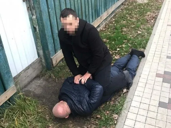 Посадовця ДФС на Київщині затримано за 2500 доларів хабара