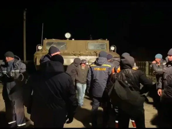 Шторм на Азовському узбережжі: рятувальники евакуювали 11 людей з острова Бірючий