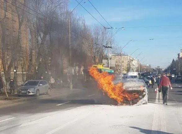 В Києві під час руху загорівся автомобіль Chevrolet