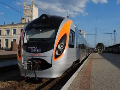 На Київщині швидкісний потяг на смерть збив жінку