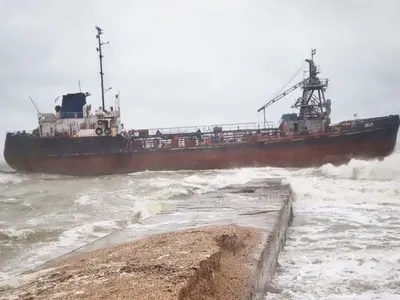 Стало известно, что происходит на борту танкера, севшего на мель возле Одессы