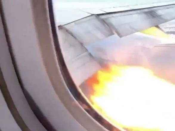 З'явилося відео, як двигун Boeing у США загорівся під час польоту