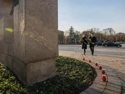 Президентське подружжя вшанувало пам'ять жертв Голодомору