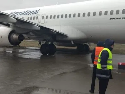 В аэропорту Львова самолет съехал с полосы