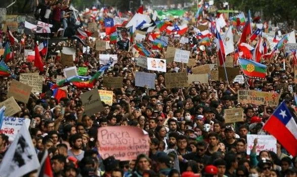 protesti-v-chili-ponad-280-lyudey-otrimali-travmi-v-rezultati-vikoristannya-gumovikh-kul