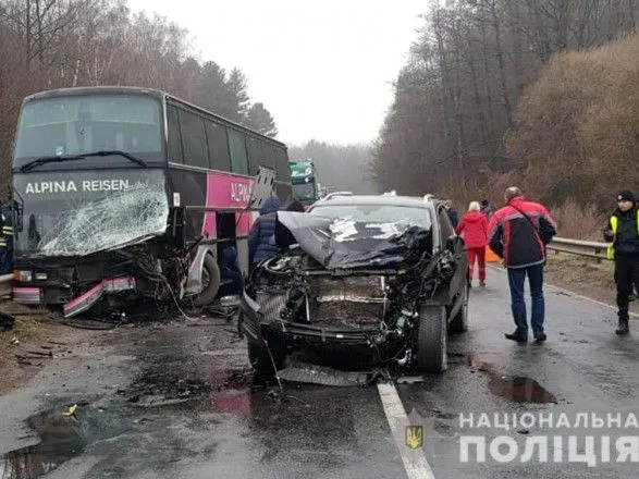 В Хмельницкой области столкнулись автобус и две легковушки, есть пострадавшие
