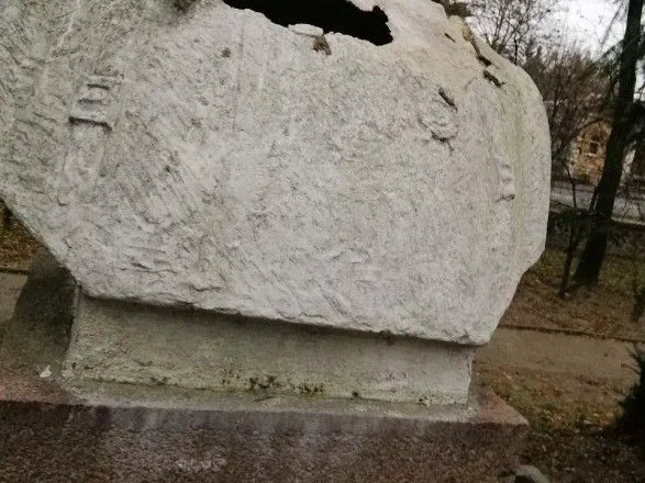 В Ровно неизвестный украл голову памятника