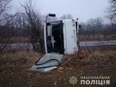 Рейсовый автобус из-за гололеда перевернулся в Винницкой области, есть пострадавшие