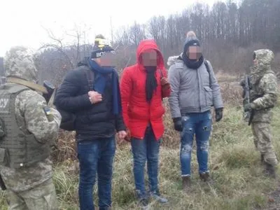 Во Львовской области пограничники задержали трех алжирцев