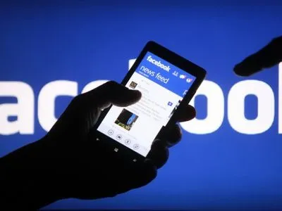 В Facebook начали тестировать темный режим