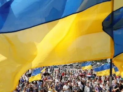 Украинцы не поддерживают Зеленского в намерениях распродать "Укрспирт", "Укрпочту" и "Укрзализныцю"