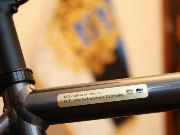 prezident-estoniyi-podaruvala-zelenskomu-velosiped
