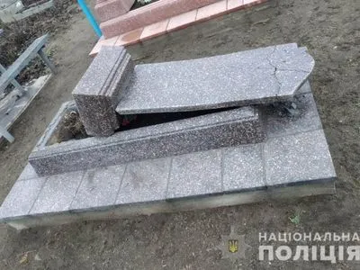 На Вінниччині неповнолітній вандал пошкодив майже два десятки пам'ятників