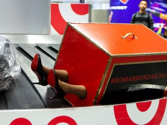 В аэропорту "Борисполь" пассажиры обнаружили чемодан, из которого торчали женские ноги