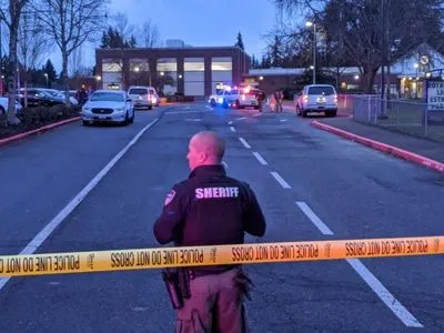 У штаті Вашингтон біля будівлі школи сталася стрілянина, є постраждалі