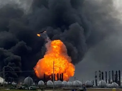 Тысячи жителей Техаса эвакуированы из-за пожара на нефтехимическом заводе