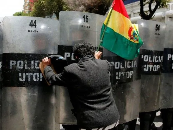 Влада Болівії скасувала указ, який звільняє військових від відповідальності за застосування сили