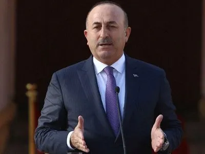 Глава МИД Турции назвал Макрона "покровителем террористов"