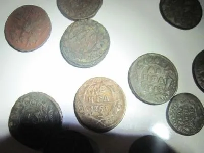 Прикордонники знайшли колекцію монет всередині матрацу в купе потяга