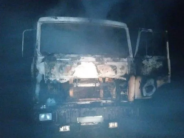 На трасі під час руху загорілася вантажівка "МАЗ"
