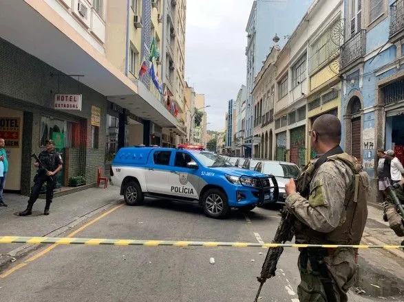 В Рио-де-Жанейро мужчина с ножом взял в заложники пять человек в баре