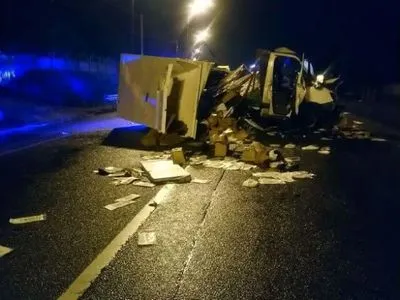 На Рівненщині зіткнулись вантажівка та мікроавтобус: один водій загинув, інший в реанімації
