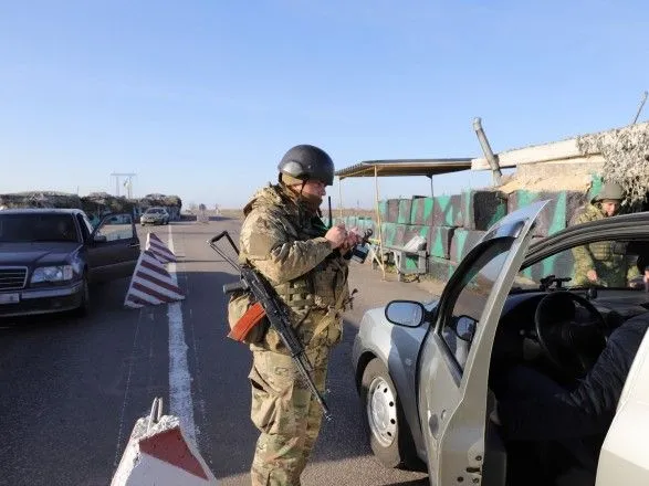 На КПВВ на Донбассе застряли в очередях 230 автомобилей