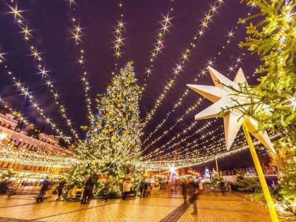 В Киеве начали монтаж главной новогодней елки на Софийской площади