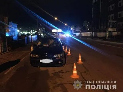 В Івано-Франківську чоловік на BMW збив двох пішоходів та врізався в автівку