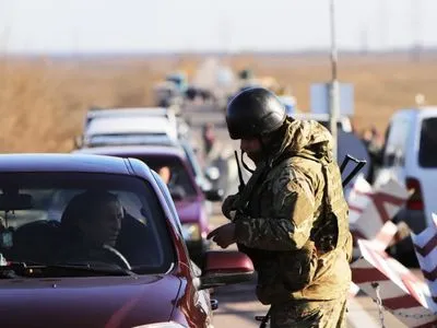 Более 200 авто собрались в очередях на КПВВ на Донбассе