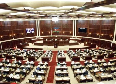 Парламент Азербайджана решил самораспуститься
