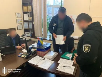 В Одессе начальник и заместитель миграционной службы подозреваются в завладении почти 1 млн грн