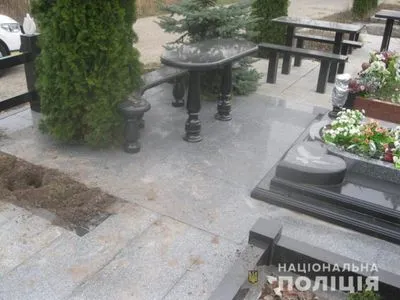 На Київщині вчинили наругу над могилою Героя України