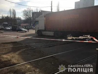 В Одессе грузовик наехал на двух пешеходов