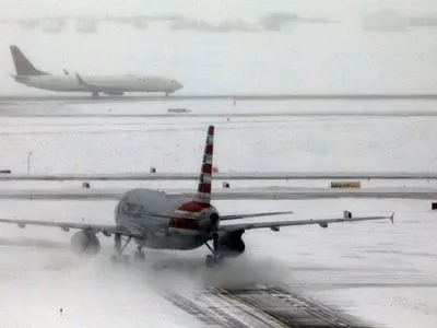 У США через снігопади скасували понад 700 рейсів