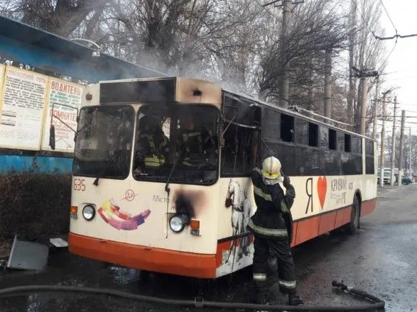 В Кривом Роге сгорел пассажирский троллейбус