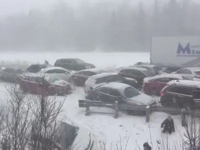 Из-за снегопада в Канаде на трассе столкнулись 40 автомобилей, один человек погиб