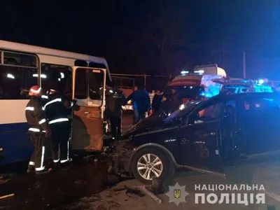 Под Одессой столкнулись маршрутка и легковушка, травмированы восемь человек