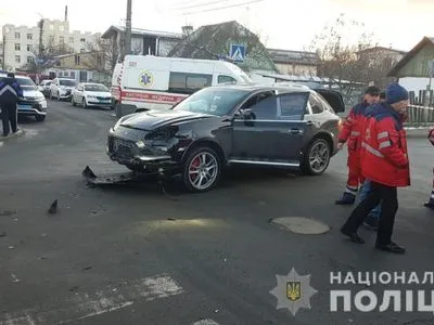 На Київщині у ДТП за участю маршрутки та автомобіля Porsche загинуло двоє людей