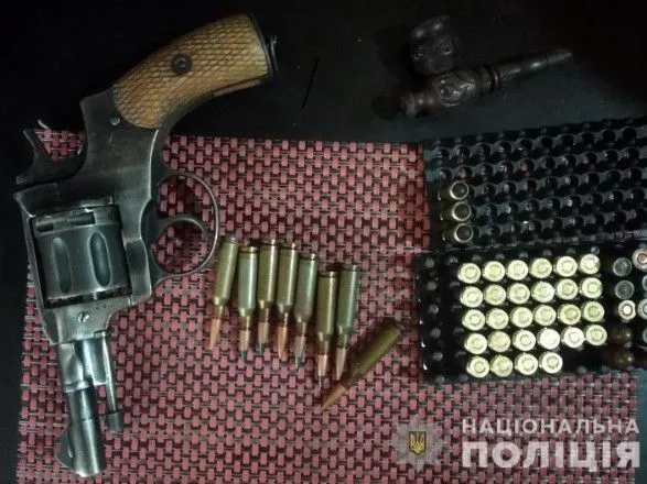 У жителя Кировоградской области изъяли арсенал оружия и наркотики