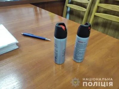 На Київщині у школі 9-класники розпилили газові балончики