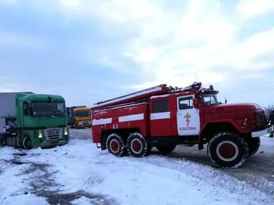 Через снігопад на дорозі на Полтавщині застрягли 12 вантажівок