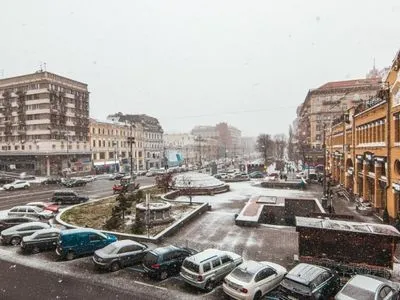 Столиця після першого зимового снігу стоїть у заторах