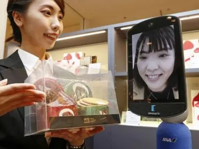 В Японском магазине клиенты могут покупать подарки дистанционно через роботов