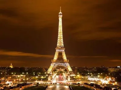 У Парижі тимчасово закрили Ейфелеву вежу через страйк