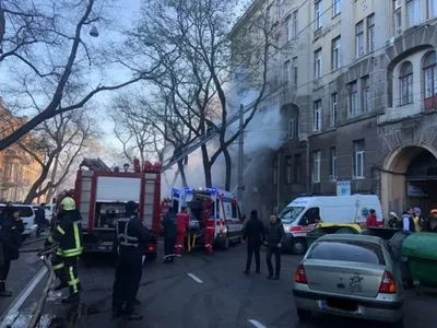 Пожежу в коледжі в Одесі досі не погасили